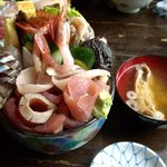 五輪鮨 - 海鮮丼 大盛 \700　あら汁もつきます