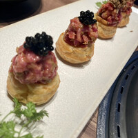 焼肉うしごろ 銀座店 - 和牛タルタルのグジェール　キャビアとトリュフ