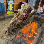 やまめ荘 - コークスの高温で岩魚を焼き上げます