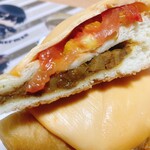 ペンギンベーカリー - とろ〜りチーズの焼きトマトカレーパン　断面
