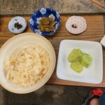やまめ荘 - 岩魚ご飯セットです。コシアブラの佃煮、フキ、きゅうりなど、女将さんの手料理が並びます。