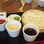 慈げん - 冷たいざるうどんに麺つゆ、ごま豆乳、トマトの3つをつけてもらいました。※木・金・土のうどん