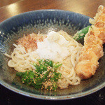 慈げん - 温かいちくわ天ぶっかけ(680円) ※木・金・土のうどん