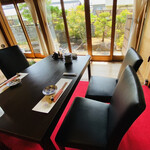 蓉堂 隠れ古民家本格四川料理 - 和室にカーペットを敷きテーブル席