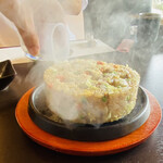 蓉堂 隠れ古民家本格四川料理 - テーブルの上でハチノスチャーハンに紹興酒をかけて着火！