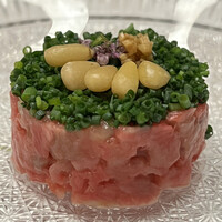 北新地しゃぶしゃぶすき焼き きらく - 美和牛のロースのタルタル仕立てです。肉質が良いので卵黄などは不要。浅葱の香りと松の実のコクが美和牛に合いました。