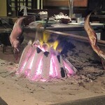 蔵の庄 - カウンター席前の囲炉裏焼き