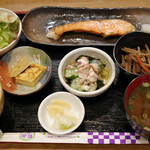 Tennengyo To Shichirinyaki Kakureizakaya Zakoya - プレミアシャケの炭火焼きとだし巻とおばんざいとおみそ汁の定食