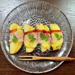 エーファクトリー - 焼いたりんごとチーズのパンチェッタ巻きをつまみに作って