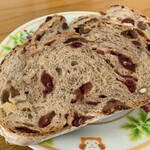 ビアンヴェール - ライ麦・全粒粉のパン　ドライフルーツ&ナッツ（1/2）…税込700円