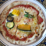 石臼挽き蕎麦香房 山の実 - 石窯焼きピッツァ(季節の野菜ピッツァ)