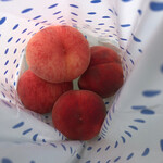 石臼挽き蕎麦香房 山の実 - レジ横で売ってた4個 200円の桃