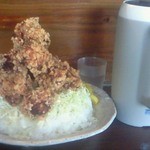 大和家 - [2013.4]唐揚げ丼特盛\800。大盛り券3枚で注文可能。総重量1.8kg、お冷やとの大きさの比較に注目