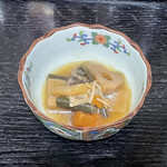 大丸食堂 - ビールと共に小鉢の煮物