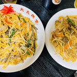 大丸食堂 - 左: ゴマみそ ゼンマイ焼きそば 大盛り
右: ゴマみそ ゼンマイ焼きそば 