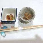 ぎんざ 神田川 - お通しはいかととびこをあえたもの、まぐろの煮つけ。濃い味ではないのに旨味があって、鰻を待つ間のビールに合います