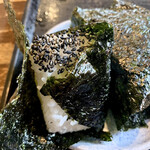 山小屋 - ちょっと豪華なおむすび。
粒塩が旨いね！
