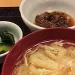 Sakanaya - 味噌汁、まぐろ血合いの佃煮、漬物