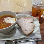 Minori kafe - トマトスープと黒米パン