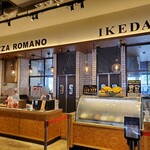 CRAFT CHEESE&PIZZA ROMANO - 注文カウンターのすぐ向でピザの生地を整形
                        奥の窓際にはチーズ工房があります