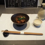 寿司 なかご - 付き出し（マグロの時雨煮） ＆ 冷酒（寫楽 純米）