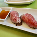 スープパスタ専門店 セモリナ - 娘1個。自分とカミさんで半分。一杯のかけそばでは無く、2個の和牛たたき寿司。系列店が東京で肉を提供している関係だそうです。