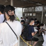 中華そば 四つ葉 - １１時開店前なのに行列でいっぱい。でも、暑さを凌げるようにちゃんと座る場所も用意されていいですね。