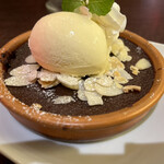 GLASS DANCE - バニラアイスを添えたチョコレートブリュレ