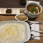 欧風カレー ガヴィアル - シーフードカレー１８００円。付け合わせは、じゃがいも、バター、福神漬け、らっきょうです。カレーを一層引き立てる名脇役です♩