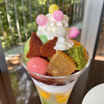 Kamitsubaki - 白玉とわらび餅､醤油風味のチュイール
                        そして｢おいり｣とあんこが入っており
                        和風なパフェに仕上がってる♪