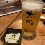 寿司と焼き鳥 大地 - 生ビールとお通しのおぼろ豆腐