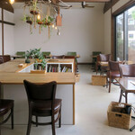 コルヌコピア - 明るく素敵な店内