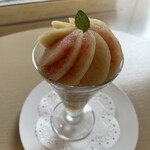 和光ティーサロン - 白桃パフェ２８００円。真上から見ても美しいパフェです。ミントの飾りがさりげないですね。桃の熟し方も完璧です（╹◡╹）（╹◡╹）