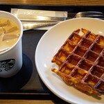 スターバックスコーヒー - 料理写真:アイスチャイティーラテとアメリカンワッフル
