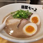 麺屋 ベース - 煮玉子入り豚骨ラーメン 780円