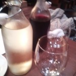 谷塚バル - がぶ飲みワイン・赤￥５００／がぶ飲みワイン・白￥５００※ボトルを供されて好きなだけ１回注ぎきりです。