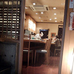 Sushi Maru - 入口に入ると１階の店内はカウンター席です。