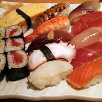 鮨丸 - 赤身２貫・白身・〆鯖・烏賊・蛸・鰹・海老・蝦蛄・玉子・鉄火・カッパ巻です。