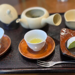 Ochamotomihara Kochouan - ◯日本茶セット¥572…胡蝶庵の代表銘茶でもある「胡蝶の夢」と、人気スイーツの「とろける生大福」が一緒になったセット。
