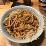 菜良 - 天地返し後にパチリ。これで大盛。麺はうどん並に太くパキパキ。つゆは蕎麦つゆ並に塩辛い。