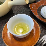 Ochamotomihara Kochouan - 次にじっくりと水出しした緑茶を。緑茶ならではの渋さが全くなく…香りも程よく飲みやすくて美味しい緑茶です♪(*ﾟ∀ﾟ*)
