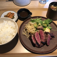 炭火焼肉 肉の匠 ひうち - ステーキもですが、キムチが美味しかった〜 赤だしも絶品です 炭火焼肉 肉の匠 ひうち - ステーキもですが、キムチが美味しかった〜 赤だしも絶品です