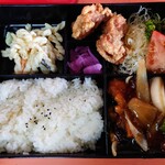 Ebisu ya - 令和4年8月 ランチタイム
                      日替わり定食 650円
                      酢豚、唐揚げ、マカロニサラダ、サラダ、ご飯、漬けもの、中華スープ