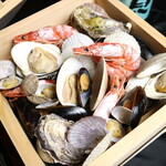 Steamed shellfish three-tier box [2980 yen]