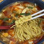 チャイナダイニング 龍 - 熱々の餡の上に麺を引き上げて･･･