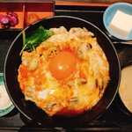 Sakaeya - 親子丼、味噌汁、ポテトサラダ、しば漬け、梅干し、杏仁豆腐。