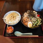 ラーメン パワースポット - 全景。ごはんが、後になって効いてきます