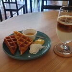 Cafe HONEY CALM - アイスラテ（モーニングサービス付き）550円