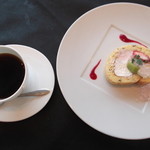 ロッシュ - 桜のロールケーキと、珈琲。お腹がいっぱいでも、別腹なの～(#^.^#)