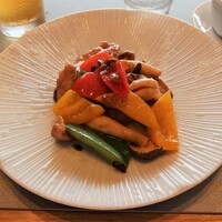 CANTON8 銀座店 - 豚トロとパプリカの炒め物